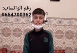 Bilal Hammouti dengan masker hasil karyanya. (Foto: Facebook/Bilal Hammouti)