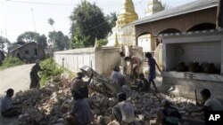 တနဂၤေႏြေန႔ ေရႊဘိုငလ်င္ေၾကာင့္ ၿပိဳက်သြားေသာ ဘုန္းႀကီးေက်ာင္းတံတုိင္းအား ရွင္းလင္းေနၾကစဥ္။
