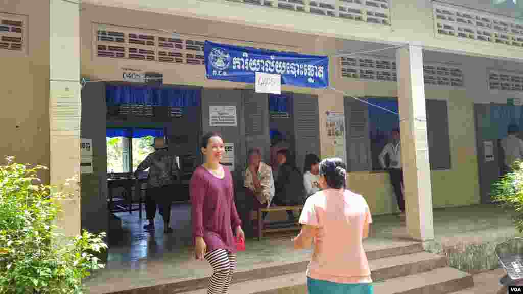 ប្រជាពលរដ្ឋនៅភូមិជ្រៃកោង សង្កាត់ស្លាកែត ក្រុងបាត់ដំបង ទៅបោះឆ្នោត ជ្រើសរើសក្រុមប្រឹក្សាឃុំសង្កាត់នៅការិយាល័យបោះឆ្នោត ក្នុងសាលាបឋមសិក្សាស្លាកែត នៅថ្ងៃទី៤ ខែមិថុនា ឆ្នាំ២០១៧។ (អ៊ិត សូធឿត/VOA)