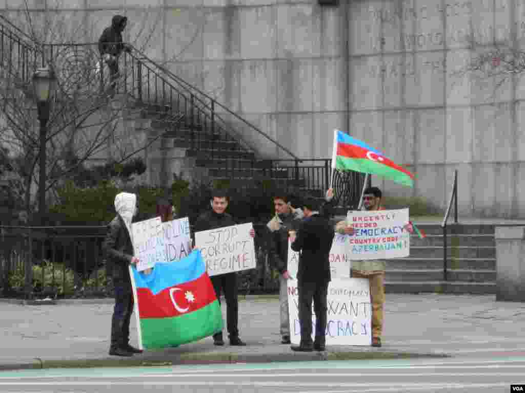 BMT-nin baş qərargahının önündə "Əsgər ölümlərinə son!" aksiyası (Fotolara görə gənc fəal Emil İsmayıla minnətdarlığımızı bildiririk)