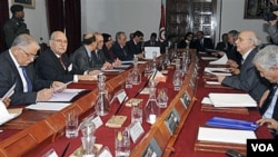 Presiden Tunisia Fouad Mebazaa memimpin rapat kabinet pertamanya (1/20) setelah Presiden terguling Ben Ali meninggalkan posisinya di Tunis.