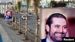 Poster Saad al-Hariri, yang mengumumkan pengunduran dirinya sebagai perdana menteri Lebanon dari Arab Saudi, terlihat di jalan raya menuju bandara di Beirut, Lebanon, 19 November 2017. 