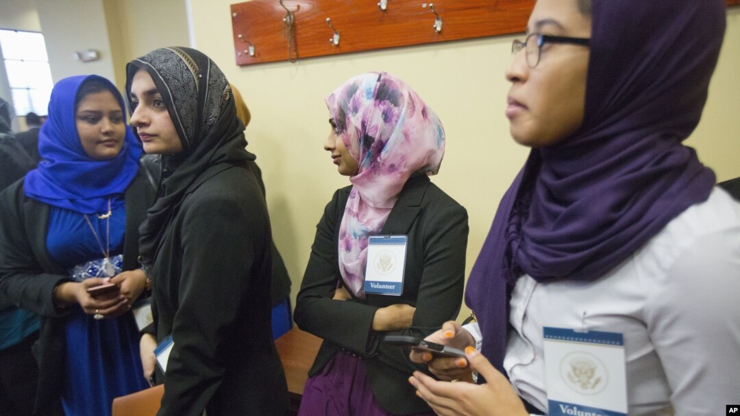 Sukarelawan setempat menunggu kedatangan Presiden Obama di Islamic Society of Baltimore, Rabu, 3 Februari 2016, di Baltimore, Maryland.