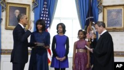 ປະທານາທິບໍດີ Barack Obama ພ້ອມກັບຄອບຄົວ ໃນພິທີສາບານໂຕເຂົ້າຮັບຕໍາແໜ່ງ ຢ່າງເປັນທາງການ ໃນຫ້ອງສີຟ້າ ຢູ່ທໍານຽບຂາວ ເມື່ອວັນອາທິດ ທີ 20 ມັງກອນ 2013.
