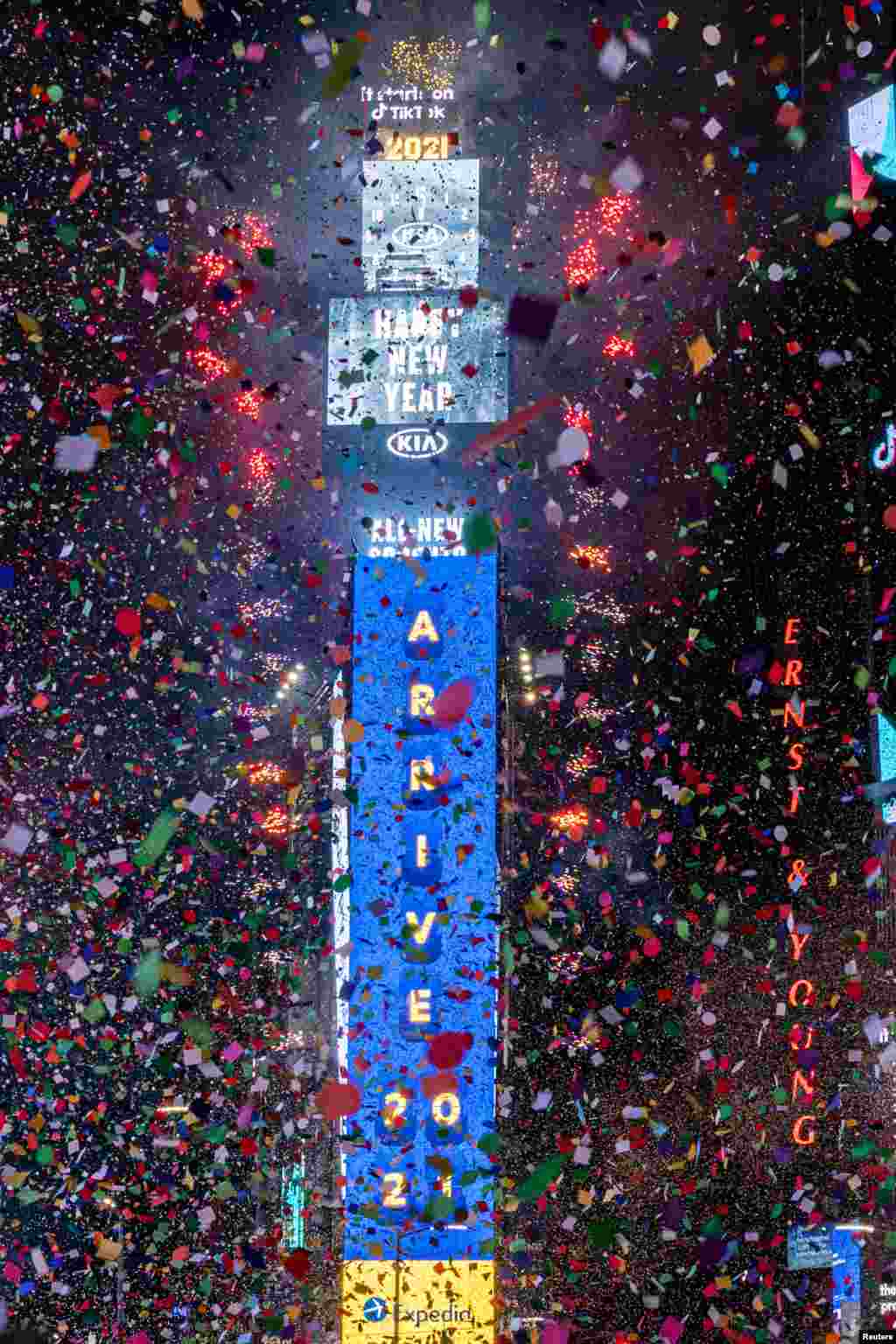 New York မြို့က Time Square မှာ နှစ်သစ်ကို ဆင်နွဲှကြတဲ့ မြင်ကွင်း။