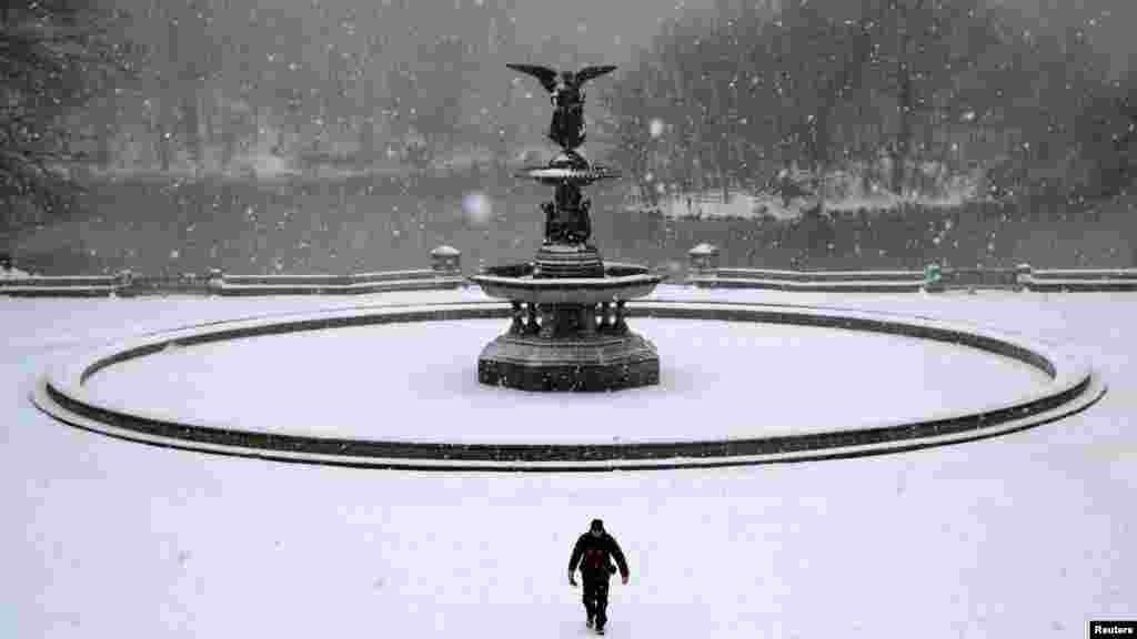 Un homme marche sous la neige au Central Park, à Manhattan, New York, 14 mars 2017.