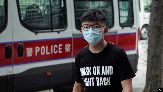 香港民主活动人士黄之锋抵达法庭。（2020年9月30日）