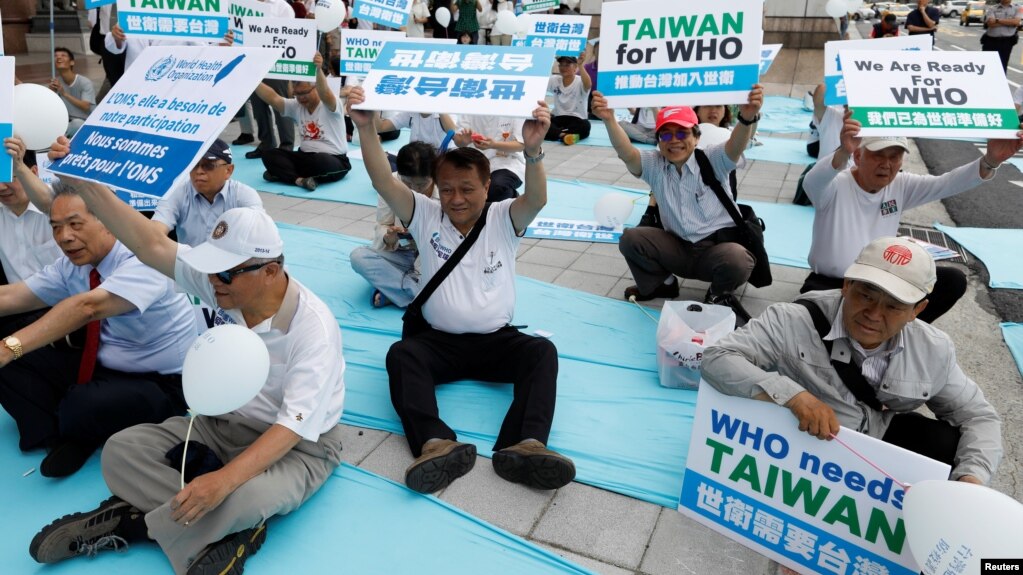 Sejumlah pengunjuk rasa dalam demo di Taipei memprotes pengecualian Taiwan dari sidang Majelis Kesehatan Dunia di Jenewa, 21 Mei 2017. 