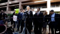 Daniel Petrocelli, abogado de Donald Trump, habla a la prensa tras una audiencia sobre una demanda contra la ahora desaparecida Trump University.
