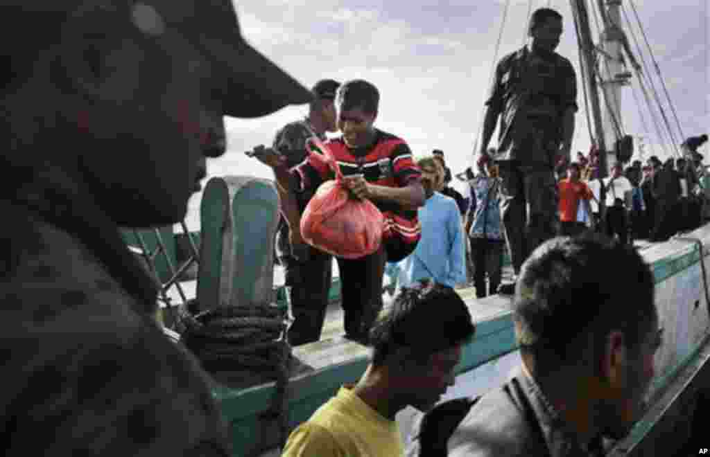 အင္ဒုိနီးရွားႏုိင္ငံထဲက ငါးဖမ္းလုပ္ငန္းေတြမွာ အလုပ္လုပ္ေနၾကတဲ့ ျမန္မာငါးဖမ္းသေဘၤာသားမ်ား