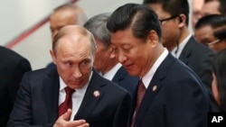 Tổng thống Nga Vladimir Putin (trái) và Chủ tịch Trung Quốc Tập Cận Bình trò chuyện trước lễ khai mạc Hội nghị Tương tác và Các biện pháp xây dựng lòng tin ở châu Á (CICA) ở Thượng Hải, 21/5/2014. 