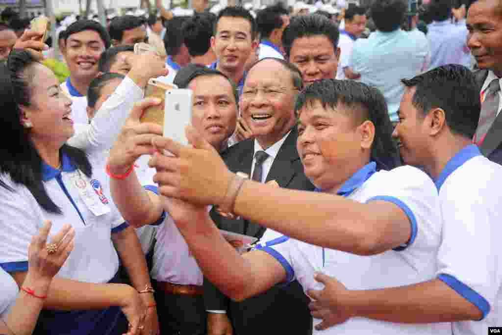 អ្នកគាំទ្រចូលរួមថតរូបសែលហ្វ៊ី (selfie) ជាមួយលោក ហេង សំរិន ប្រធានរដ្ឋសភាកម្ពុជា នៅក្នុងពិធីរំលឹកខួបលើកទី៦៥ឆ្នាំនៃថ្ងៃបង្កើតគណបក្សប្រជាជនកម្ពុជា នៅទីស្នាក់ការកណ្ដាលគណបក្ស នៅរាជធានីភ្នំពេញ នៅថ្ងៃទី២៨ ខែមិថុនាឆ្នាំ២០១៦។ (ឡេង ឡែន/VOA)