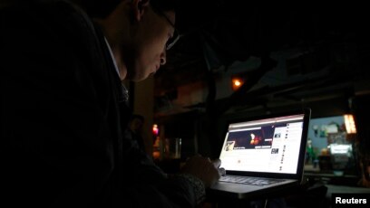 Một nhà hoạt động Việt Nam đăng bài lên Facebook tại một quán cafe ở Hà Nội (ảnh tư liệu, tháng 11/2013)
