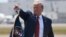Tổng thống Donald Trump chỉ tay vào đám đông sau khi đến Phi trường Quốc tế Louisville, ở Louisville, Kentucky, ngày 21/8/2019.