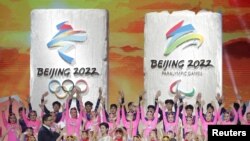 2017年12月15日，2022年冬奧會和殘奧會主辦權花落北京。圖為人們在2022年北京冬奧會和殘奧會徽標前載歌載舞歡慶場面。