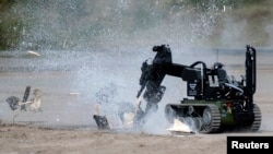 Un robot militar hace detonar una carga explosiva de prueba durante un ejercicio de seguridad en Alemania.