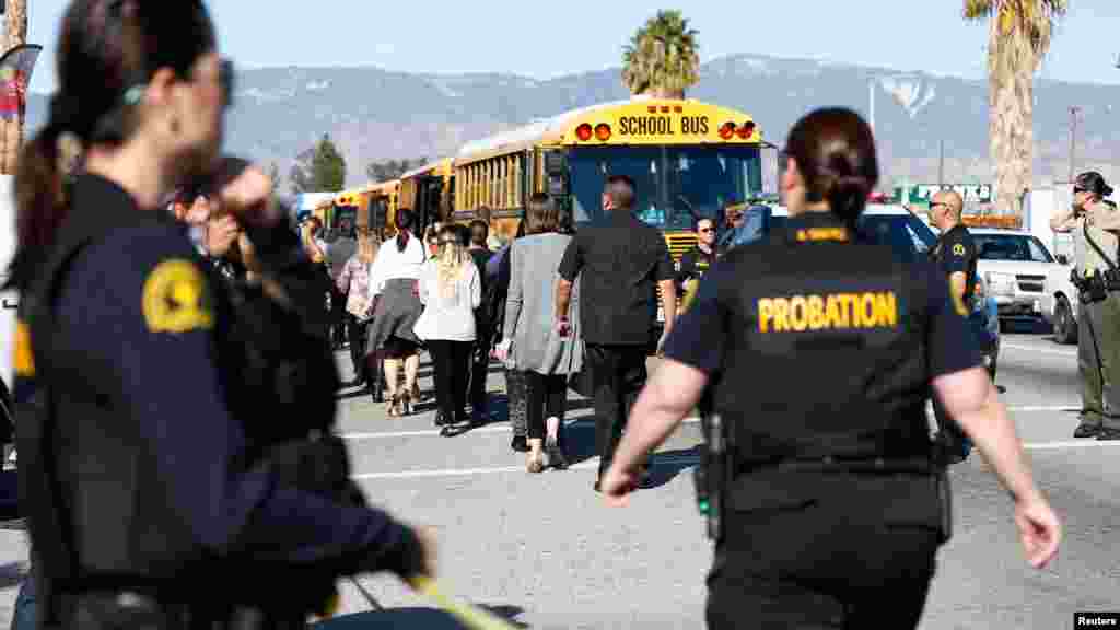 Des policiers évacuent les passants et autres curieux, San Bernardino, Californie, 2 décembre 2015. &nbsp;