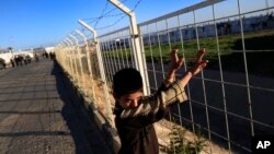 Un enfant syrien dans le camp pour réfugiés près de la ville turque de Kilis, Turquie, le 17 mars 2016. 