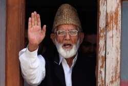 Pemimpin separatis Kashmir Syed Ali Shah Geelani melambaikan tangannya ke awak media sebelum penangkapannya di Srinagar, India, 8 September 2010.