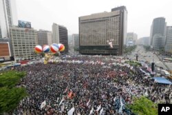 Anggota Konfederasi Korea Serikat Pekerja menghadiri rapat umum memperingati Hari Buruh di Seoul Plaza di Seoul, Korea Selatan, Selasa, 1 Mei 2018. (AP Photo / Lee Jin-man)