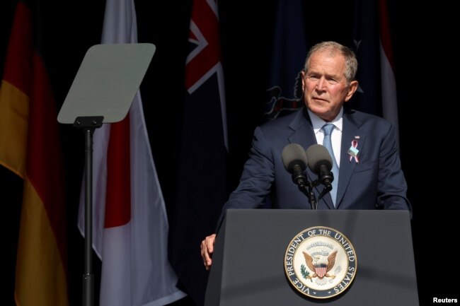 El expresidente estadounidense George W. Bush habla durante un acto en conmemoración del 20º aniversario de los atentados del 11 de septiembre de 2001 en el Memorial Nacional del Vuelo 93 en Stoystown, Pensilvania, EE. UU., el 11 de septiembre de 2021. REUTERS/Hannah Beier