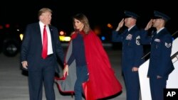 트럼프 대통령이 2일 부인과 함께 플로리다주 팜비치 국제공항에 도착하고 있다.