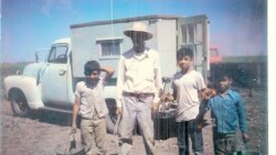 De camisa azul José M. Hernández y su familia