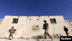 Tentara Amerika tengah berpatroli di provinsi Logar, Afghanistan (Foto: dok). Pemberontak dilaporkan menembak mati delapan warga sipil saat dalam perjalanan menuju tempat kerja mereka di pangkalan AS di wilayah ini, Kamis (18/7).