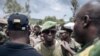 Un commandant local de l'Union des Révolutionnaires pour la Défense du Peuple Congolais / Coopérative pour le Développement du Congo armé est rassuré par d'anciens chefs de guerre sur le processus de démobilisation dans le village de Wadda, en Ituri, le 19 septembre 2020.