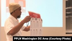  Ketua PPLN Washington DC area Andang Purnama menunjukkan contoh surat suara dalam sosialisasi Pemilu.