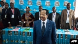 Le président du Cameroun, Paul Biya lors du vote au bureau de vote du quartier de Bastos à Yaoundé, le 7 octobre 2018.
