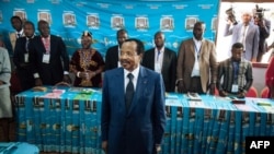 Le président du Cameroun, Paul Biya, dans un bureau de vote au quartier Bastos à Yaoundé, le 7 octobre 2018.