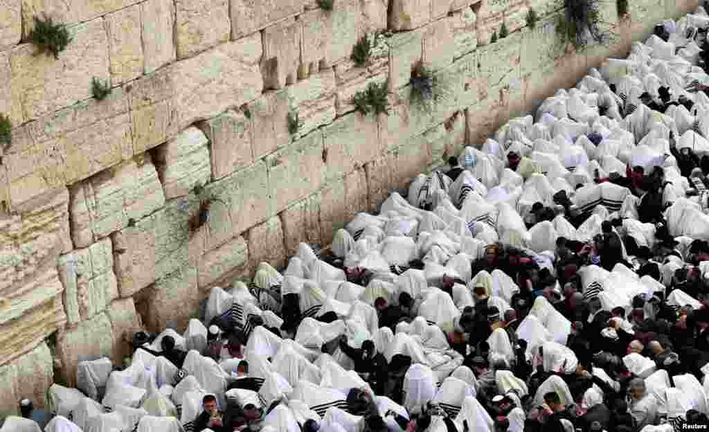 예루살렘 올드 시티의 통곡의 벽 앞에서 유원절을 맞아 신자들이 기도하고 있다. 유월절은 기원전 1513년에 하느님이 이스라엘 백성을 이집트 노예 생활에서 해방시킨 것을 기념하는 유대인의 행사이다.
