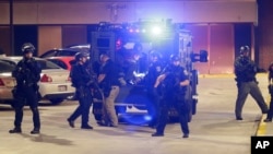 Cảnh sát chuyển một người đàn ông bị thương trong cuộc bạo động tại Milwaukee đến bệnh viện, ngày 14 tháng 8 năm 2016.