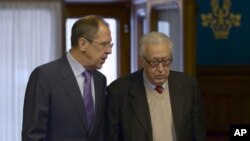 Menteri Luar Negeri Rusia Sergey Lavrov (kiri) dan Utusan Perdamaian PBB-Liga Arab untuk Suriah Lakhdar Brahimi upayakan solusi untuk penyelesaian konflik Suriah di Moskow, Rusia (29/12).