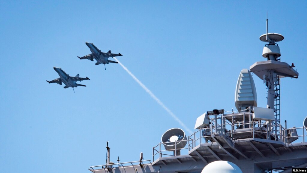 Hai chiếc F/A-18E bay bên trên tàu sân bay USS Carl Vinson (22/2/2017)