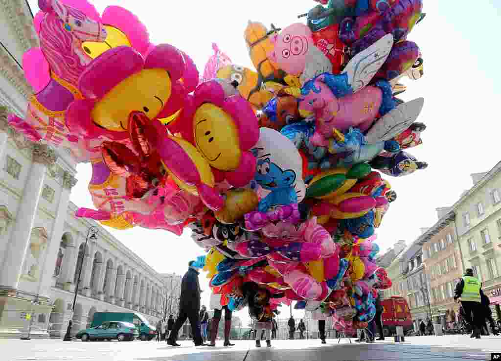 Vendedor de balões numa rua de Varsóvia, na Polónia.