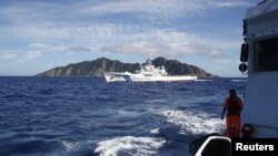 Kapal penjaga pantai Jepang berusaha mengehentikan sebuah perahu nelayan yang mendekati Pulau Senkaku yang disengketakan (foto: dok). 