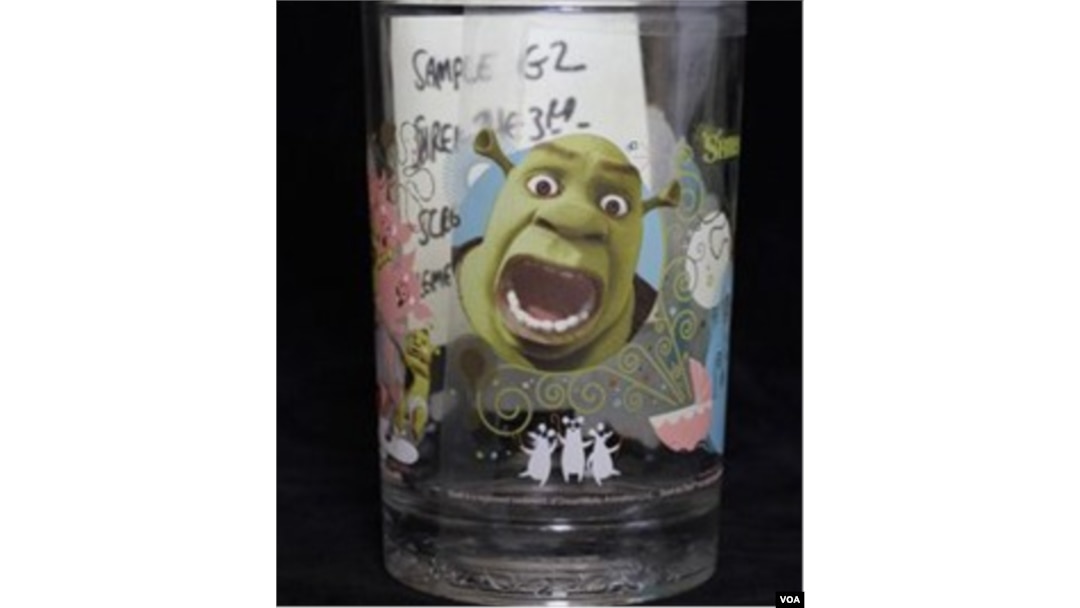 Gelas bergambar Shrek yang dijadikan daya tarik bagi anak-anak oleh McDonalds.