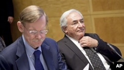 International Monetary Fund Managing Director Dominique Strauss-Kahn, right, and World Bank President Robert Zoellick prepare for a meeting of the G-24, during the annual IMF and World Bank meetings in Washington, 07 Oct 2010