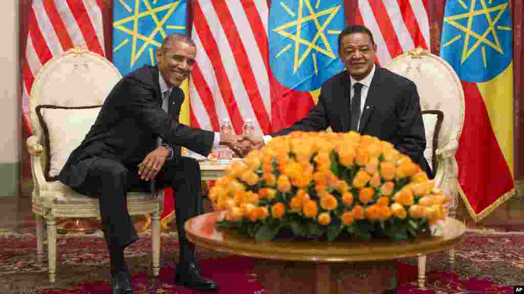 Le président américain Barack Obama,et le président éthiopien Mulatu Teshome serrent la main lors d'une réunion au Palais National, le 27 juillet, 2015