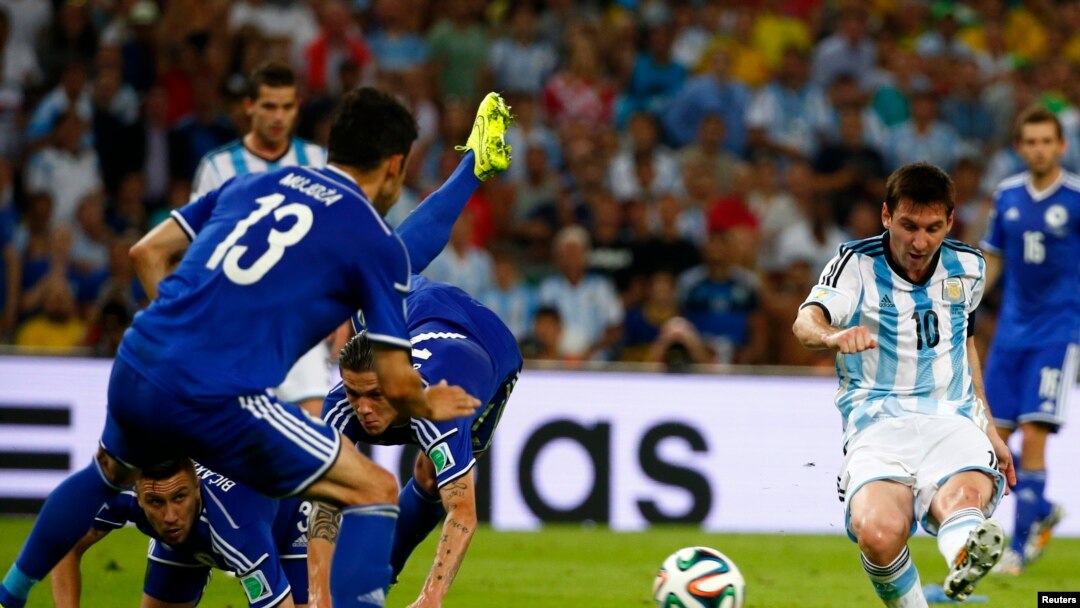 Lionel Messi (kanan) mencetak gol dari sudut yang sempit, setelah mengecoh empat pemain belakang Bosnia (15/6).