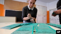 Polling station workers prepare ballots in Rozzano, near Milan, Italy, March 3, 2018. An election in Italy on Sunday will determine the makeup of the nation's Parliament and its next government.