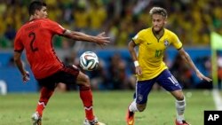 巴西射手尼馬(右)對智利的表現舉足輕重。