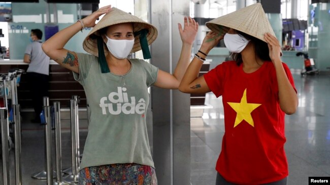 Những du khách nước ngoài tại sân bay Nội Bài, Hà Nội, hồi tháng 4/2020.