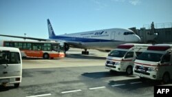 Pesawat milik maskapai All Nippon Airways yang disewa pemerintah Jepang untuk mengevakuasi warga Jepang di Wuhan, China, tiba di apron kedatangan di Bandara Haneda, Tokyp, Rabu, 29 Januari 2020. Mereka adalah warga Jepang pertama dievakuasi dari Wuhan terkait wabah corona. 