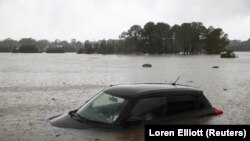 Sebuah mobil yang sebagian terendam terlihat ketika negara bagian New South Wales mengalami banjir, di Sydney, Australia, 22 Maret 2021. (Foto: REUTERS/Loren Elliott)