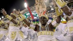 Miembros de la escuela de samba Grande Río desfilan durante las celebraciones del Carnaval en el sambódromo en Río de Janeiro, Brasil, el lunes 24 de febrero de 2020. (AP Foto/Silvia Izquierdo)