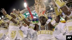 Miembros de la escuela de samba Grande Río desfilan durante las celebraciones del Carnaval en el sambódromo en Río de Janeiro, Brasil, el lunes 24 de febrero de 2020. (AP Foto/Silvia Izquierdo)