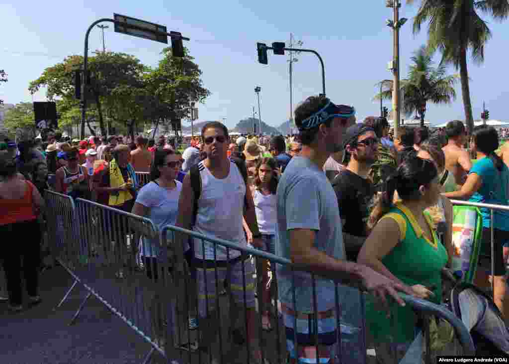 Multidão na praia de Copacabana, Rio de Janeiro, Brasil